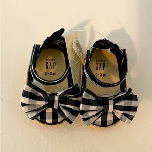 NWT Baby Gap sweet shoes with bow!